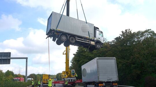 LKW-Gespann aus Wald geborgen LKW-Gespann aus Wald geborgen