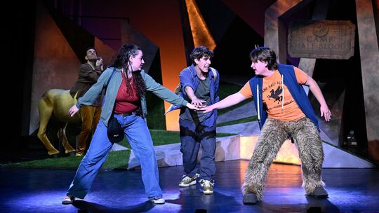 Treueschwur im "Camp Halfblood": Im Musical "Percy Jackson - The Lightning ThieF" haben junge Halbgötter (von links: Axel Becke Treueschwur im "Camp Halfblood": Im Musical "Percy Jackson - The Lightning ThieF" haben junge Halbgötter (von links: Axel Becke