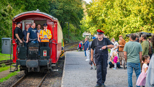 Ein Böschungsbrand brachte den Zeitplan der Jubiläumsfeier der Brohltalbahn ein Stück weit durcheinander. Aber die Veranstaltung Ein Böschungsbrand brachte den Zeitplan der Jubiläumsfeier der Brohltalbahn ein Stück weit durcheinander. Aber die Veranstaltung