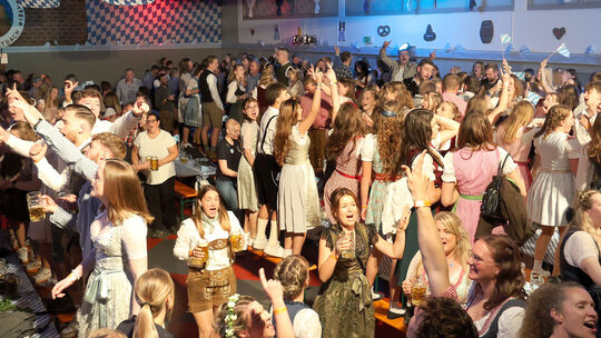 Auf dem Oktoberfest in Niederbreitbach wurde geschunkelt, gesungen und natürlich ausgiebig getanzt. Auf dem Oktoberfest in Niederbreitbach wurde geschunkelt, gesungen und natürlich ausgiebig getanzt.