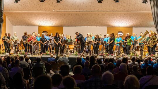Höhepunkt der Jubiläumsfeier im voll besetzten Gemeindezentrum von Hoppstädten-Weiersbach war der Auftritt des Projektorchesters Höhepunkt der Jubiläumsfeier im voll besetzten Gemeindezentrum von Hoppstädten-Weiersbach war der Auftritt des Projektorchesters