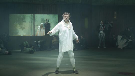 Dem Wahnsinn nahe ist die Titelfigur (Tobias Haaks) in "Hoffmanns Erzählungen" am Theater Koblenz. Dem Wahnsinn nahe ist die Titelfigur (Tobias Haaks) in "Hoffmanns Erzählungen" am Theater Koblenz.