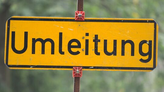 Zu Baustellen gehören oft auch Umleitungen. Für Autofahrer ist das ärgerlich. Aber die Alternativrouten dienen der Sicherheit, e Zu Baustellen gehören oft auch Umleitungen. Für Autofahrer ist das ärgerlich. Aber die Alternativrouten dienen der Sicherheit, e