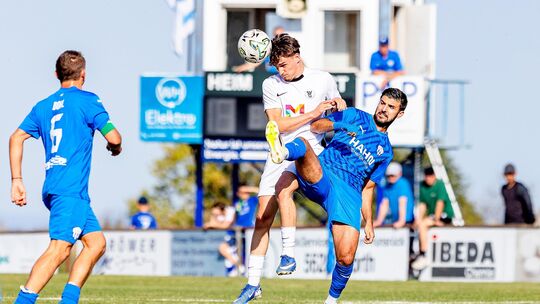 Das 0:2 gegen den SV Gonsenheim war am 26. September wohl der letzte Auftritt des Stürmers und Ex-Profis Serhat Koruk (in Blau, Das 0:2 gegen den SV Gonsenheim war am 26. September wohl der letzte Auftritt des Stürmers und Ex-Profis Serhat Koruk (in Blau,