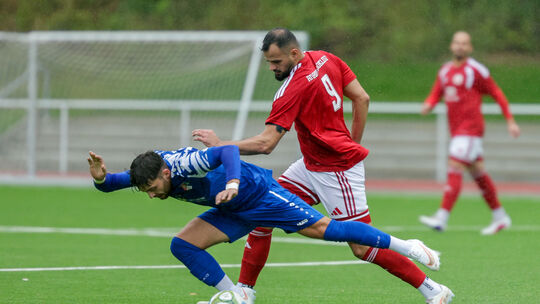 Der Einsatz von Anadolus Edis Ramovic (rotes Trikot, hier im Spiel gegen Metternich) ist für den Pokalabend am Mittwoch gegen We Der Einsatz von Anadolus Edis Ramovic (rotes Trikot, hier im Spiel gegen Metternich) ist für den Pokalabend am Mittwoch gegen We