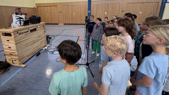 Die Turnhalle ist in Waldesch zum improvisierten Musikstudio geworden. Die Turnhalle ist in Waldesch zum improvisierten Musikstudio geworden.
