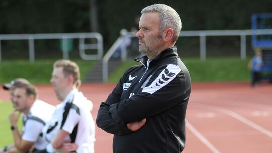 Wohl nicht nur Markus Kuger hätte sich gerne beide Rheinlandpokal-Derbys im unteren Westerwald angeschaut. Doch sein TuS Montaba Wohl nicht nur Markus Kuger hätte sich gerne beide Rheinlandpokal-Derbys im unteren Westerwald angeschaut. Doch sein TuS Montaba
