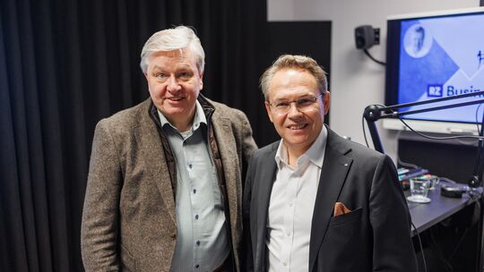 Zur Podcast-Familie gehört auch der RZ Businesstalk. Wie geht es der Wirtschaft? Welche Themen aus der großen Welt wirken in die Zur Podcast-Familie gehört auch der RZ Businesstalk. Wie geht es der Wirtschaft? Welche Themen aus der großen Welt wirken in die