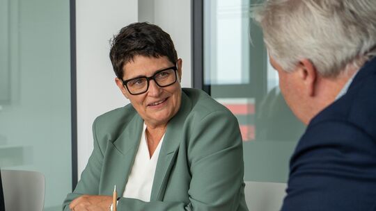 Christine Schneider, Ministerin für Landwirtschaft, Weinbau, Umwelt und Forsten des Landes Rheinland-Pfalz, im Gespräch mit unse Christine Schneider, Ministerin für Landwirtschaft, Weinbau, Umwelt und Forsten des Landes Rheinland-Pfalz, im Gespräch mit unse