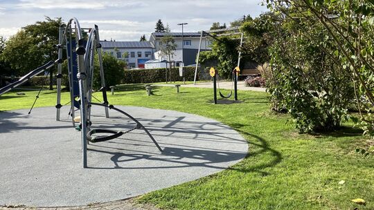 Eigentlich soll der Konrad-Adenauer-Platz mit seinen Spielgeräten und Sitzmöglichkeiten eine Einladung für Familien und Bürger s Eigentlich soll der Konrad-Adenauer-Platz mit seinen Spielgeräten und Sitzmöglichkeiten eine Einladung für Familien und Bürger s