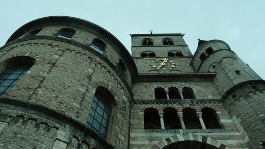 Der Dom, das Zentrum des Bistums Trier. Der vierte Zwischenbericht der Universität Trier ist erschienen. Die beiden Historiker L Der Dom, das Zentrum des Bistums Trier. Der vierte Zwischenbericht der Universität Trier ist erschienen. Die beiden Historiker L