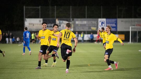 Jubel bei der TuS Koblenz: Die Schängel zogen durch ein 3:0 beim FC Emmelshausen-Karbach ins Achtelfinale ein. Jubel bei der TuS Koblenz: Die Schängel zogen durch ein 3:0 beim FC Emmelshausen-Karbach ins Achtelfinale ein.