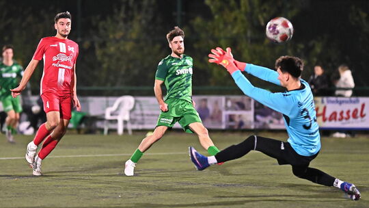 Der schnelle Engerser Angreifer Manuel Simons (in Grün) überwand Malbergs Keeper Nick Hammel dreimal beim klaren 8:1 des Oberlig Der schnelle Engerser Angreifer Manuel Simons (in Grün) überwand Malbergs Keeper Nick Hammel dreimal beim klaren 8:1 des Oberlig