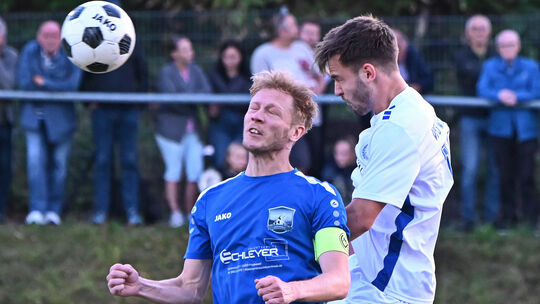 Im Rheinlandokal unterlagen Sascha Cichowlas (in Blau) und seine SG Weitefeld dem VfB Wissen und Tom Zehler (in Weiß). In den ko Im Rheinlandokal unterlagen Sascha Cichowlas (in Blau) und seine SG Weitefeld dem VfB Wissen und Tom Zehler (in Weiß). In den ko