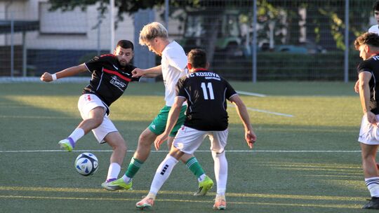 In der ersten Kreispokal-Runde setzte sich der FC Kosova Montabaur (schwarze Trikots) erst nach Verlängerung mit 3:2 bei der Res In der ersten Kreispokal-Runde setzte sich der FC Kosova Montabaur (schwarze Trikots) erst nach Verlängerung mit 3:2 bei der Res