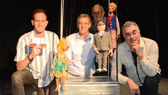Markus Dorner (rechts), Leiter des Museums für Puppentheaterkultur, stellte im Beisein von Kulturamtschef Nils Wachner (von link Markus Dorner (rechts), Leiter des Museums für Puppentheaterkultur, stellte im Beisein von Kulturamtschef Nils Wachner (von link