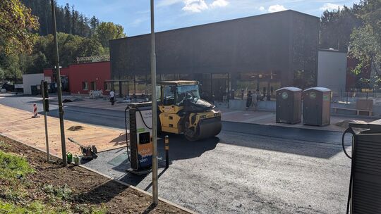 Nicht nur das Innere des Rewe-Petz-Markts in Betzdorf wurde grundlegend modernisiert, auch das Außengelände samt Parkplatz wurde Nicht nur das Innere des Rewe-Petz-Markts in Betzdorf wurde grundlegend modernisiert, auch das Außengelände samt Parkplatz wurde