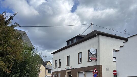 Vor einigen Jahren noch ein beliebtes Restaurant, lange davor auch mal ein Kino: der Felsenkeller in Heimbach-Weis. Vor einigen Jahren noch ein beliebtes Restaurant, lange davor auch mal ein Kino: der Felsenkeller in Heimbach-Weis.