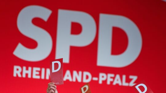 Eigentlich wollten die Genossen Ende des Jahres offiziell über einen neuen rheinland-pfälzischen Vorsitzenden abstimmen. Daraus Eigentlich wollten die Genossen Ende des Jahres offiziell über einen neuen rheinland-pfälzischen Vorsitzenden abstimmen. Daraus
