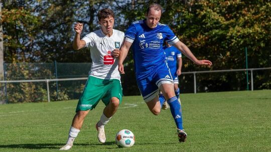 Binningens Mittelfeldmann Carsten Kasper (in Blau) zog sich beim 2:1-Heimsieg gegen die SG Mülheim-Kärlich II eine Schultereckge Binningens Mittelfeldmann Carsten Kasper (in Blau) zog sich beim 2:1-Heimsieg gegen die SG Mülheim-Kärlich II eine Schultereckge