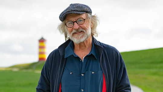 Ist heute in Norden in Ostfriesland – und auf der „Spiegel“-Bestsellerliste – zu Hause, lebte 20 Jahre lang jedoch auch im Weste Ist heute in Norden in Ostfriesland – und auf der „Spiegel“-Bestsellerliste – zu Hause, lebte 20 Jahre lang jedoch auch im Weste