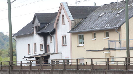 Ein dunkler Streifen an der Hauswand zeigt, wo am Abend zuvor der Brand war. Ein dunkler Streifen an der Hauswand zeigt, wo am Abend zuvor der Brand war.