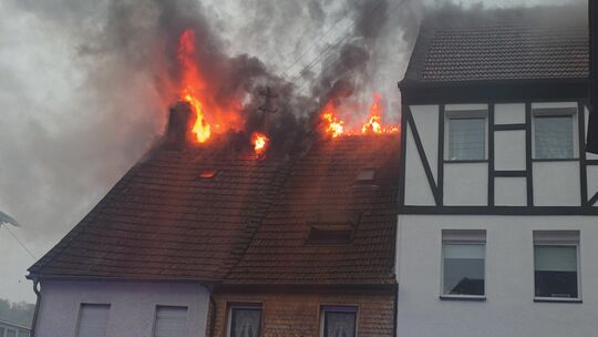 Die Flammen breiteten sich schnell über das Dach aus. Die Flammen breiteten sich schnell über das Dach aus.