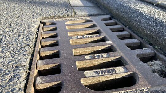 Unbekannte haben in der Straße Marientaler Au im Zeller Stadtteil Kaimt gusseiserne Einlaufschachtdeckel entwendet. Sie ähneln d Unbekannte haben in der Straße Marientaler Au im Zeller Stadtteil Kaimt gusseiserne Einlaufschachtdeckel entwendet. Sie ähneln d
