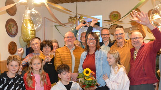 Zur Spontanfeier für Irina Bott (Mitte), der frischgewählten Ortsvorsteherin von Bosenheim brachte Gerhard Merkelbach (links dan Zur Spontanfeier für Irina Bott (Mitte), der frischgewählten Ortsvorsteherin von Bosenheim brachte Gerhard Merkelbach (links dan