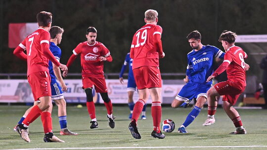 In einem guten A-Klassen-Spiel gewann die SG Herschbach-Schenkelberg (in Rot) mit 2:1 gegen die SG Gebhardshainer Land (in Blau) In einem guten A-Klassen-Spiel gewann die SG Herschbach-Schenkelberg (in Rot) mit 2:1 gegen die SG Gebhardshainer Land (in Blau)