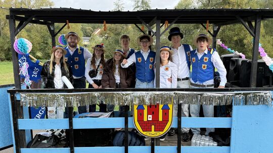 Die Kirmesgesellschaft feierte auf dem Umzug in Burgschwalbach die Kirmes ausgelassen. Die Kirmesgesellschaft feierte auf dem Umzug in Burgschwalbach die Kirmes ausgelassen.