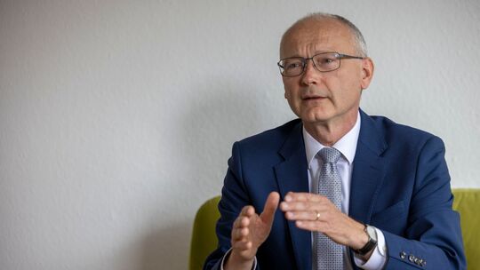 Justizminister Helmut Martin erläutert seine Perspektive zu einem möglichen Verbotsverfahren gegen die AfD. Justizminister Helmut Martin erläutert seine Perspektive zu einem möglichen Verbotsverfahren gegen die AfD.
