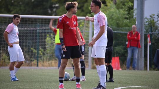 Wenn Blankenrath (rotes Trikot, mit Niklas Weit) gegen Strimmig (von links mit Lennard Massmann und Robin Gründer) spielt, gibt Wenn Blankenrath (rotes Trikot, mit Niklas Weit) gegen Strimmig (von links mit Lennard Massmann und Robin Gründer) spielt, gibt
