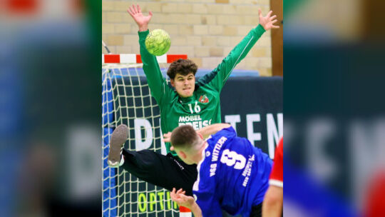 Moritz Brand in Aktion (hier bei einem Spiel der Oberliga-Reserve): Der 18-jährige Torwart verhinderte gegen Haßloch in letzter Moritz Brand in Aktion (hier bei einem Spiel der Oberliga-Reserve): Der 18-jährige Torwart verhinderte gegen Haßloch in letzter