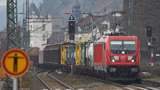 Ein Güterzug rollt durch Kaub am rechten Rheinufer. Momentan ist die Bahnstrecke zwischen Troisdorf und Wiesbaden für eine Gener Ein Güterzug rollt durch Kaub am rechten Rheinufer. Momentan ist die Bahnstrecke zwischen Troisdorf und Wiesbaden für eine Gener
