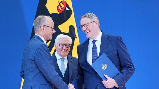 Ernennungsurkunde für Arbeitsminister Schweitzer Ernennungsurkunde für Arbeitsminister Schweitzer