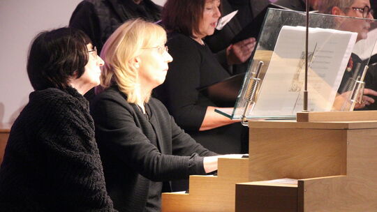 Helga Maria Lange ist Dekanatskirchenmusikerin im Dekanat Siegen und übernahm die Orgelpartien im Konzert. Helga Maria Lange ist Dekanatskirchenmusikerin im Dekanat Siegen und übernahm die Orgelpartien im Konzert.