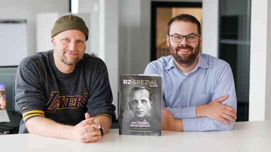 Christian Mack (l.) und Maximilian Eckhardt mit dem RZ-Spezial Magazin über Boris Skossyreff. Christian Mack (l.) und Maximilian Eckhardt mit dem RZ-Spezial Magazin über Boris Skossyreff.