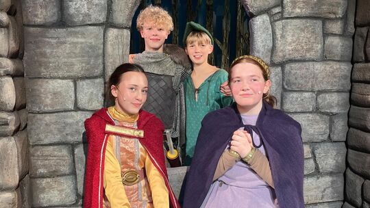In 20 Vorstellungen bringt das Koblenzer Jugendtheater von diesem Freitag an die Legende um Robin Hood (David Keßler, hinten rec In 20 Vorstellungen bringt das Koblenzer Jugendtheater von diesem Freitag an die Legende um Robin Hood (David Keßler, hinten rec