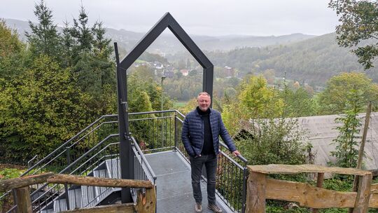 Michael Bauer, Ortsvorsteher Freusburg, freut sich über die neue Aussichtsplattform. Michael Bauer, Ortsvorsteher Freusburg, freut sich über die neue Aussichtsplattform.
