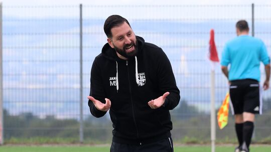 Mayens Coach Marc Steil hat gerade wenig Grund, optimistisch zu sein. Ändert sich das vielleicht mit einem Sieg in Malberg? Mayens Coach Marc Steil hat gerade wenig Grund, optimistisch zu sein. Ändert sich das vielleicht mit einem Sieg in Malberg?