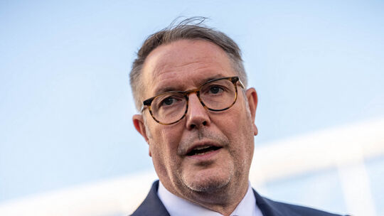 Gute Wünsche begleiten den neuen Bundesarbeitsminister Alexander Schweitzeresignierter aus seiner Heimat nach Berlin – aber auch Gute Wünsche begleiten den neuen Bundesarbeitsminister Alexander Schweitzeresignierter aus seiner Heimat nach Berlin – aber auch