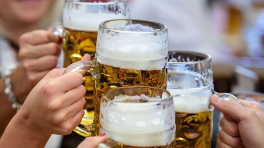 „Oans, zwoa, g’suffa!“ – auch in Mainz? Ein neues Zelt könnte die Lösung für den Konflikt rund um das Oktoberfest in Hechtsheim „Oans, zwoa, g’suffa!“ – auch in Mainz? Ein neues Zelt könnte die Lösung für den Konflikt rund um das Oktoberfest in Hechtsheim