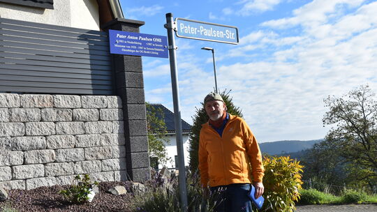 Das Hinweisschild über Pater Anton Paulsen OMI hat Helmut Rosenbaum mit den Vorstandsmitgliedern des Kulturvereins in Niederlütz Das Hinweisschild über Pater Anton Paulsen OMI hat Helmut Rosenbaum mit den Vorstandsmitgliedern des Kulturvereins in Niederlütz