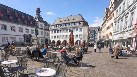 Der Jesuitenplatz mit gefragter Außengastronomie: Einheimische und Gäste lieben die Koblenzer Altstadt. Das belegt nun auch eine Der Jesuitenplatz mit gefragter Außengastronomie: Einheimische und Gäste lieben die Koblenzer Altstadt. Das belegt nun auch eine