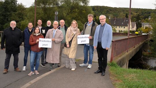 Beim Ortstermin an der Reidenbachbrücke über die Nahe in Kirn: Die Brücke erschließt das Gewerbegebiet links der Nahe mit den Fi Beim Ortstermin an der Reidenbachbrücke über die Nahe in Kirn: Die Brücke erschließt das Gewerbegebiet links der Nahe mit den Fi