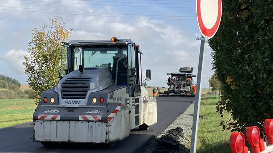 In dieser Woche wurde die Asphaltdeckschicht auf der Kreisstraße nach Netzbach und in Teilen der Bahnhofstraße aufgebracht. In dieser Woche wurde die Asphaltdeckschicht auf der Kreisstraße nach Netzbach und in Teilen der Bahnhofstraße aufgebracht.