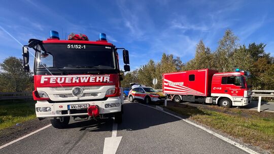 Einsatzkräfte der Feuerwehr sind bei einem schweren Verkehrsunfall auf der Bundesautobahn 3 (A3) an der Anschlussstelle Diez bei Einsatzkräfte der Feuerwehr sind bei einem schweren Verkehrsunfall auf der Bundesautobahn 3 (A3) an der Anschlussstelle Diez bei