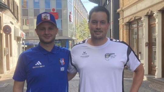 Vereinskameraden: Schiedsrichter André Georg (rechts) und Kim-Noah Fuhr, Cheftrainer der SG Merxheim/Monzingen/Meddersheim. Vereinskameraden: Schiedsrichter André Georg (rechts) und Kim-Noah Fuhr, Cheftrainer der SG Merxheim/Monzingen/Meddersheim.