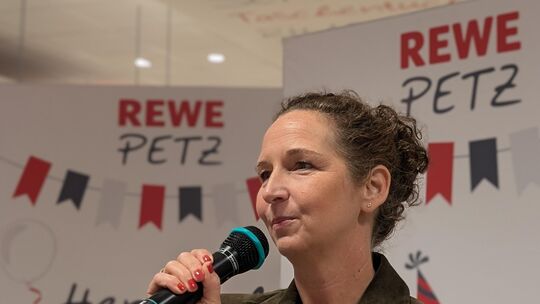Die Chefin von Rewe Petz, Maike Sankjohanser, auf dem Feierlichkeiten vor der Wiedereröffnung des modernisiertem Markts in Betzd Die Chefin von Rewe Petz, Maike Sankjohanser, auf dem Feierlichkeiten vor der Wiedereröffnung des modernisiertem Markts in Betzd